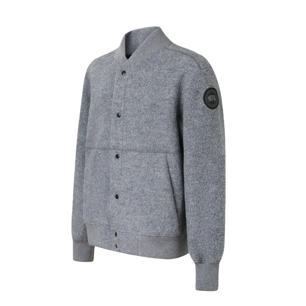 P760 Canada Goose Goose Armband Badge Wool Baseball Jacket (Dark Gray) The fabric is made of wool blended fabric. The main fabric of this jacket is light gray wool blended fabric to improve the fabric's wear resistance, wrinkle resistance and warmth retention. Wool provides good warmth and a natural feel, while blended fibers enhance the fabric's practicality and durability. Rib knit at collar, cuffs and hem for added stretch and fit. The cutting process needs to ensure that the texture and color of the fabric are evenly distributed, especially with this light gray tone, to avoid chromatic aberrations. The stretchability of wool-blend fabrics needs to be taken into consideration when cutting pieces to ensure dimensional stability of the finished garment. Use a sewing needle and thread suitable for wool-blend fabrics to avoid damage to the fabric during sewing. The sewing stitches are even and firm to prevent thread stripping. The temperature needs to be controlled during ironing to avoid high temperature damage to the fabric while keeping the fabric smooth and crisp. The front and back body parts, sleeves and other main parts are spliced ​​with flat seams to ensure a smooth pattern, and the splicing points are aligned with the fabric texture to keep the appearance neat. Details such as pockets and cuffs are designed with inset pockets to increase practicality and aesthetics. The splicing areas are reinforced to improve durability. The white circular armband on the left arm is an important part of the brand identity and is finely sewn to ensure it is strong and flat. Size:S-M-L-XL